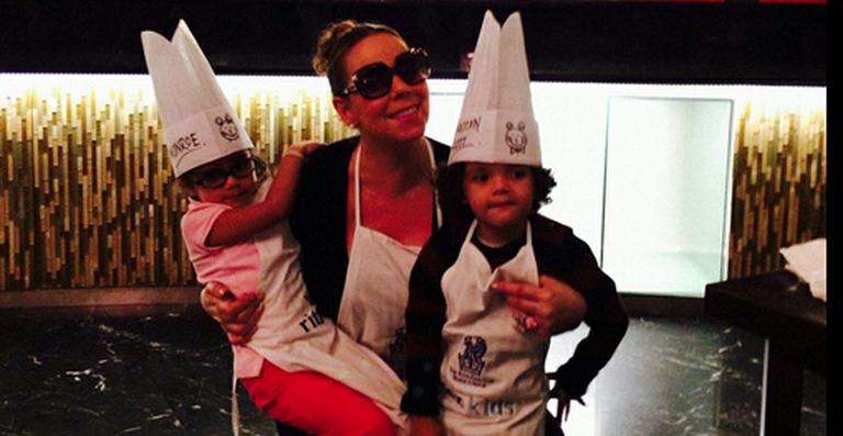 Mariah Carey faz pizza com os filhos gêmeos