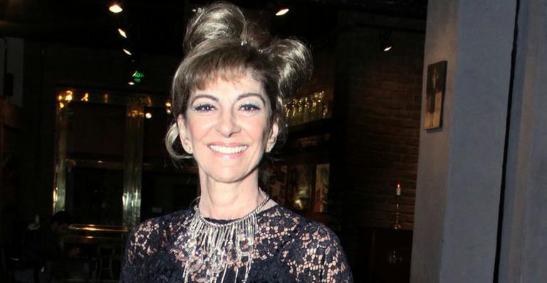 Marília Pêra aparece com penteado no estilo Lady Gaga