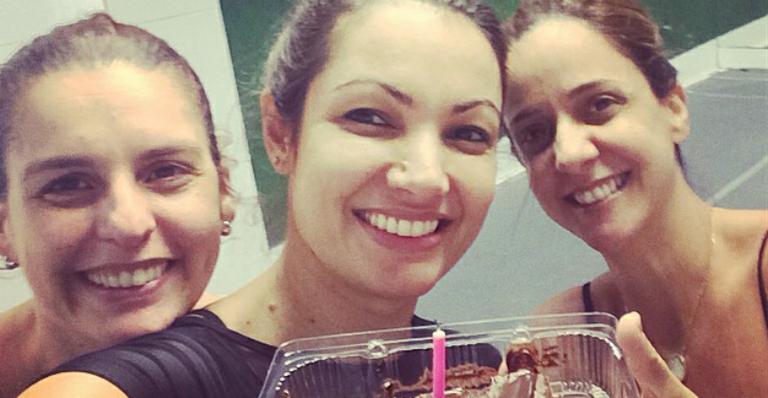 Patrícia Poeta festeja aniversário atrasado na aula de dança