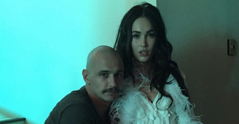 Megan Fox aparece coberta de sangue em foto com James Franco