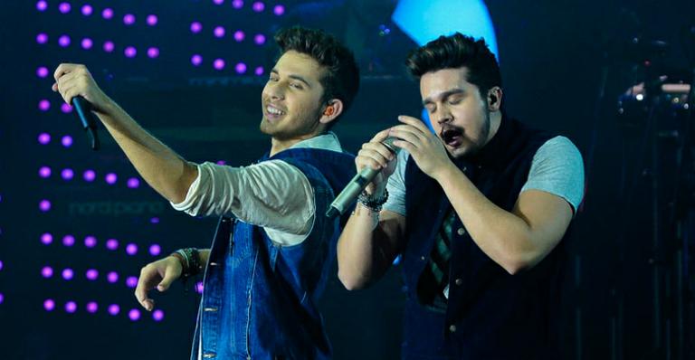 Luan Santana canta na gravação do DVD do cantor Gustavo Mioto