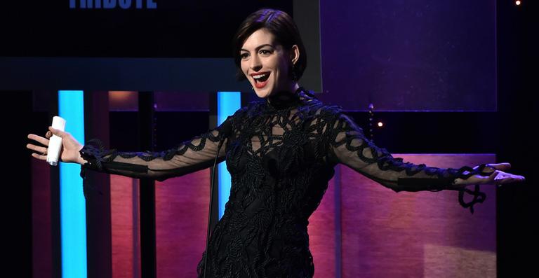 Anne Hathaway conta mico que pagou na casa de Matthew McConaughey
