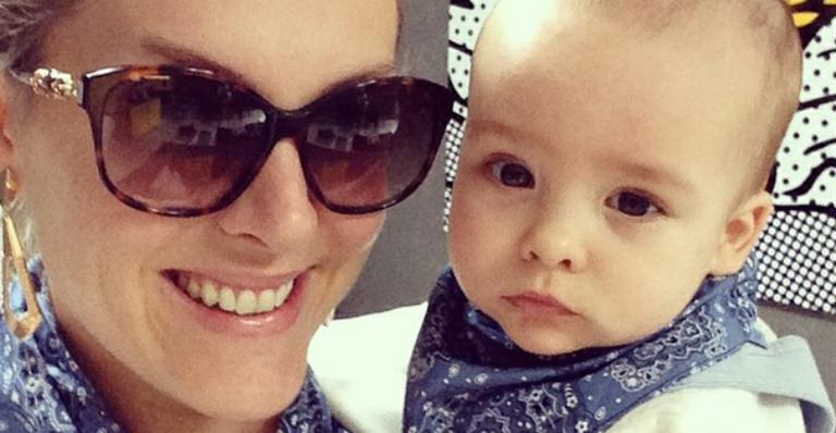 Ana Hickmann combina look com o filho e o leva para o trabalho na Record