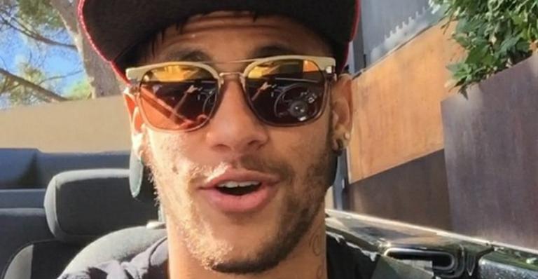 Em carrão de luxo, Neymar solta a voz: “Hoje sei muito bem o que é ser feliz”