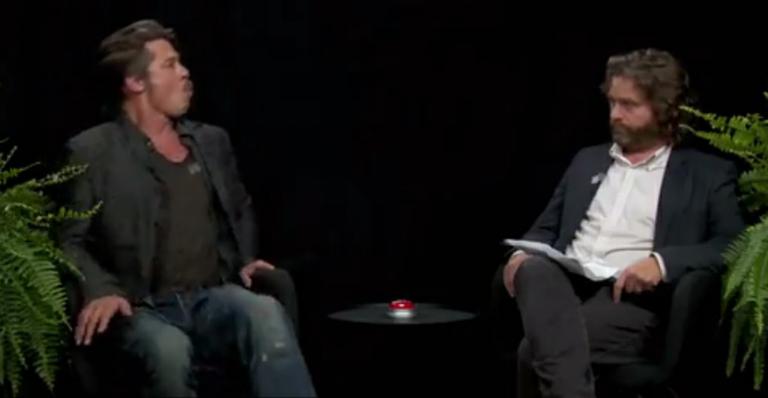 Brad Pitt cospe na cara de Zach Galifianakis em programa de humor