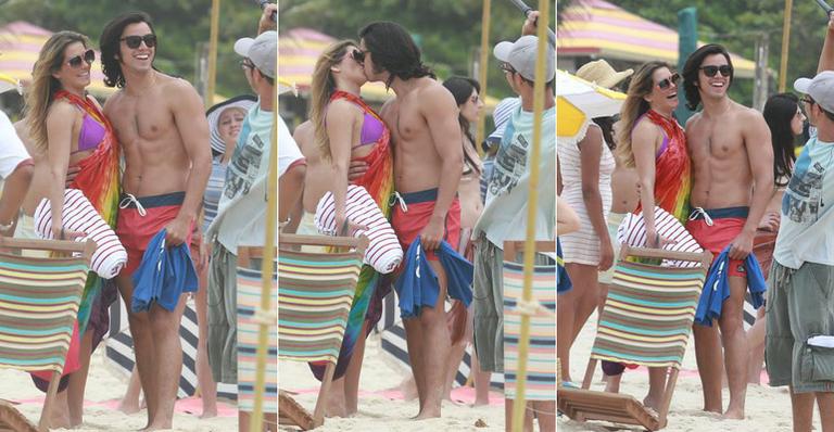 Deborah Secco grava cena de beijo em praia do Rio de Janeiro