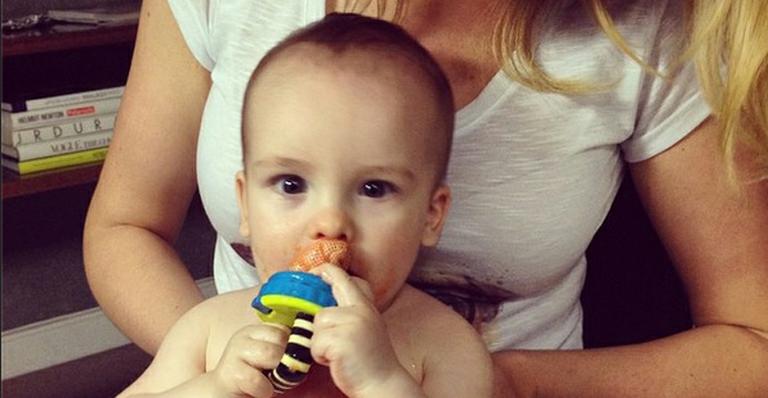 Ana Hickmann mostra Alexandre, de sete meses, sujo de papinha