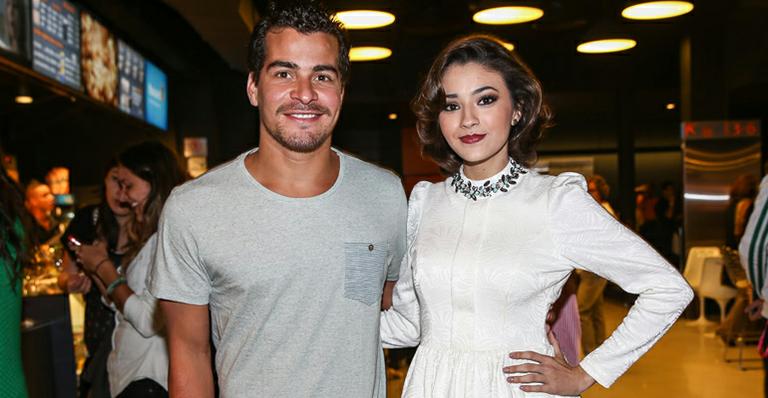Thiago Martins e Carolina Oliveira, de ‘Encantados’, vão à mostra de cinema