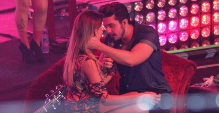 Luan Santana se empolga e quase beija fã na boca em show