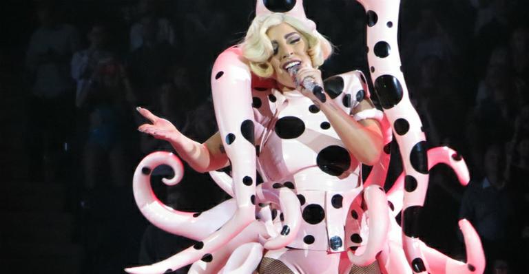 Lady Gaga deixa celulites à mostra durante show em Londres