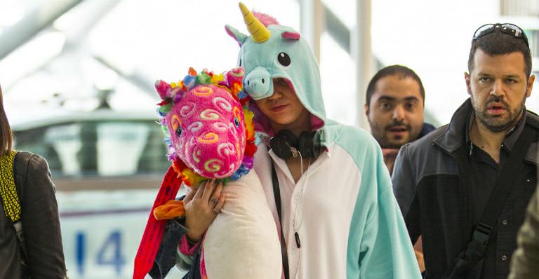 Miley Cyrus usa fantasia de unicórnio em aeroporto
