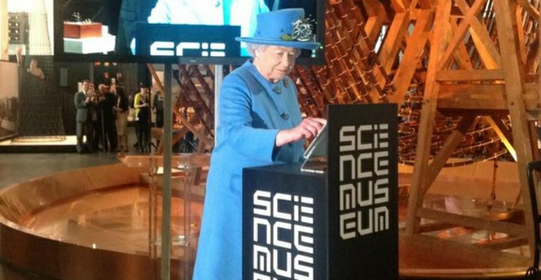 Rainha Elizabeth II faz seu primeiro tweet