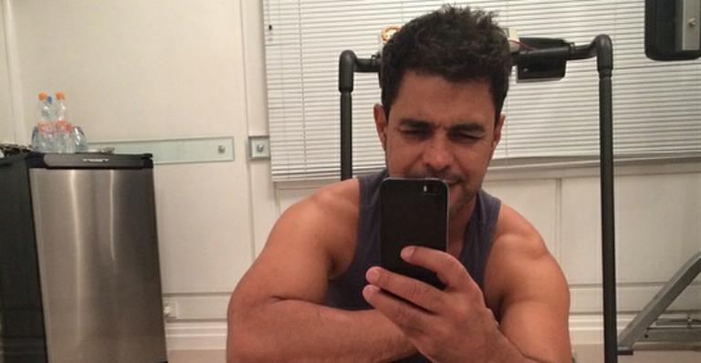 Zezé Di Camargo exibe músculos em malhação de madrugada