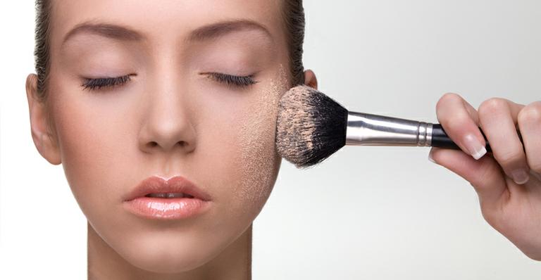 Aprenda a usar pó bronzeador, que pode valorizar ou detonar o make