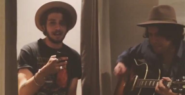 Chay Suede solta a voz em ensaio ao lado de amigo