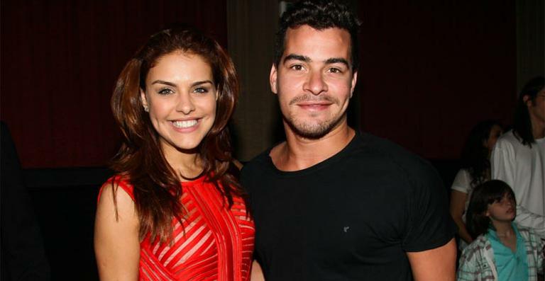 Paloma Bernardi e Thiago Martins curtem Fernando de Noronha