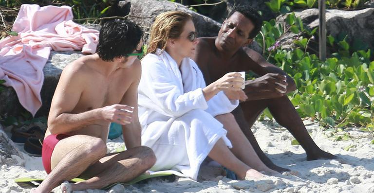 Claudia Abreu curte praia com amigos de ‘Geração Brasil’