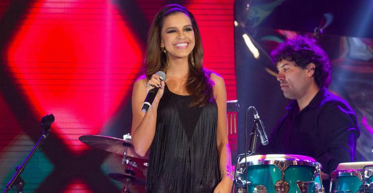 Mariana Rios e Chay Suede cantam em gravação do Altas Horas