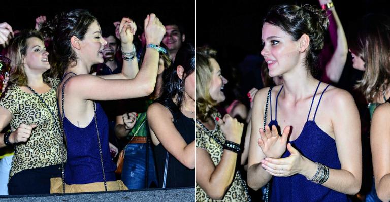 Sem Chay Suede, Laura Neiva curte festa funk em São Paulo