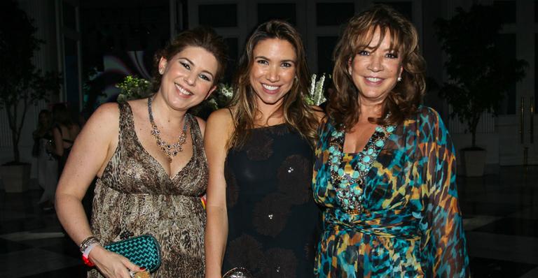 Patrícia Abravanel vai ao casamento de Isabella Passaro com a mãe, Iris, e a irmã, Daniela