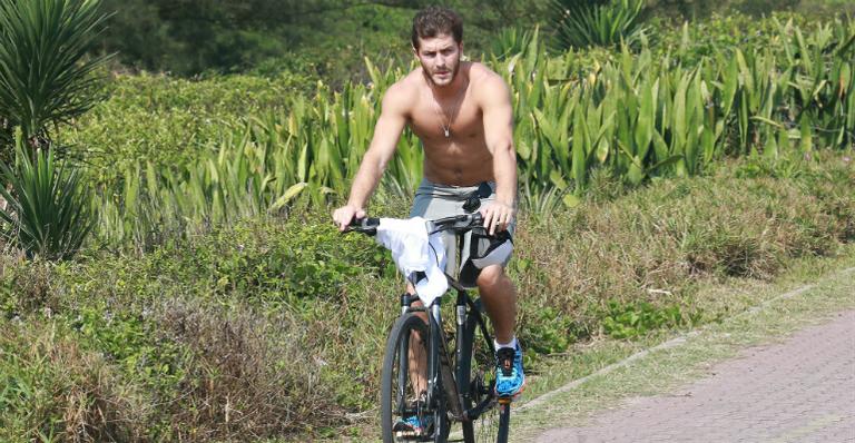 Klebber Toledo: domingo de pedaladas na praia