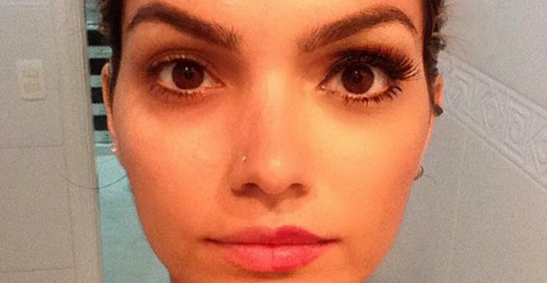 Kelly Key mostra foto do rosto com e sem maquiagem. Compare!