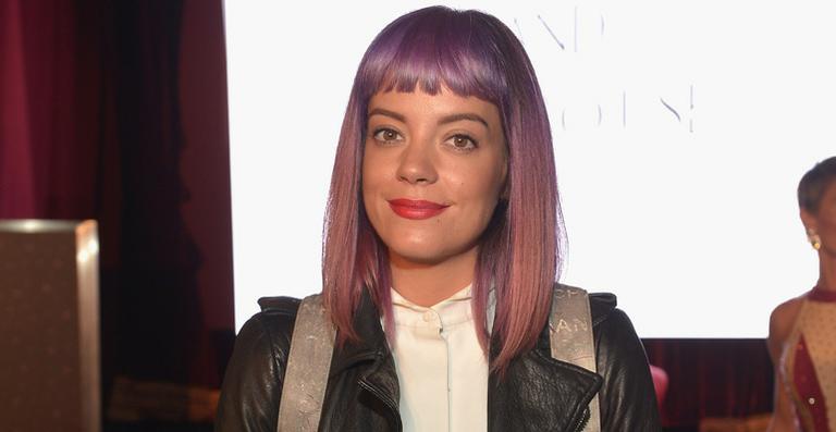 Lily Allen faz tatuagem do mapa mundi