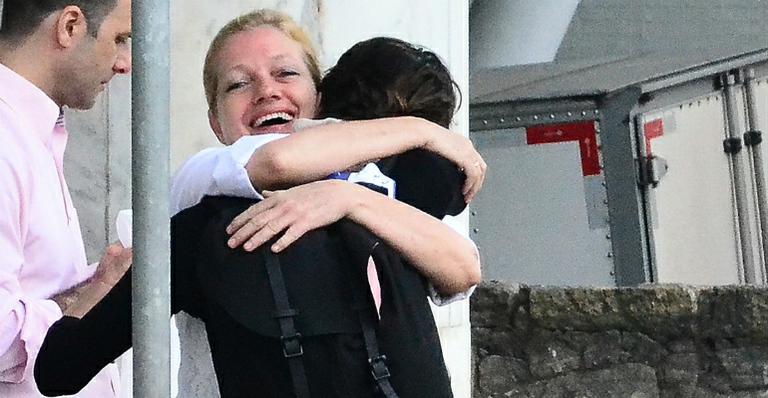 Sophie Charlotte é recebida pela mãe em aeroporto carioca