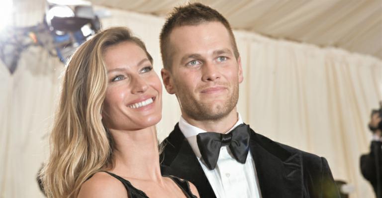 Gisele Bündchen presenteia Tom Brady com amuleto