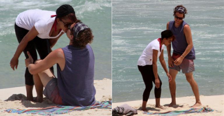 Felipe Dylon e Aparecida Petrowky trocam beijos na praia