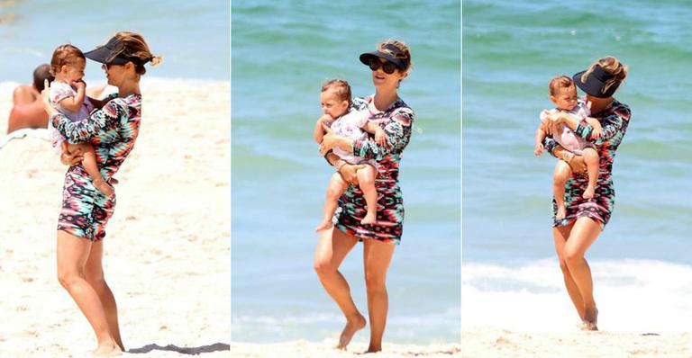 Guilhermina Guinle se diverte com a filha, Mina, nas areias cariocas
