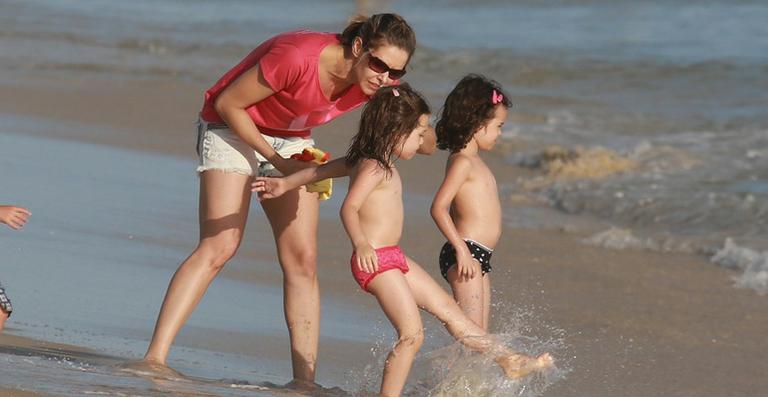 Bianca Rinaldi curte dia na praia com as filhas gêmeas