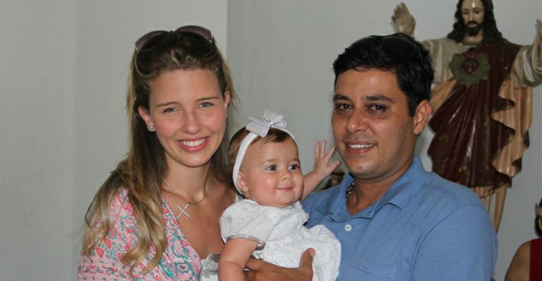 Debby Lagranha mostra a filha ‘conversando’ com o pai