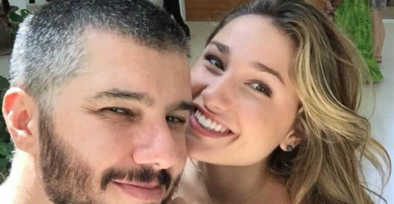Reservada, Sasha aparece sorridente em selfie com maquiador da mãe, Xuxa