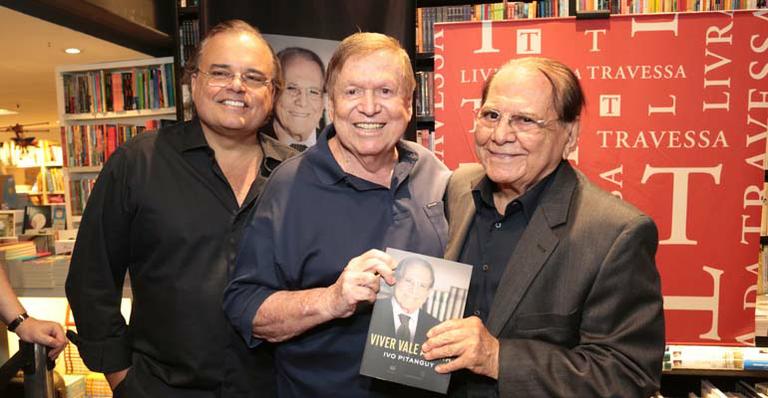 Ivo Pitanguy lança livro de memórias e é prestigiado pelos filhos e por Boni