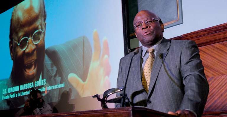 Em Buenos Aires, Joaquim Barbosa é homenageado nos Prêmios Perfil 2014
