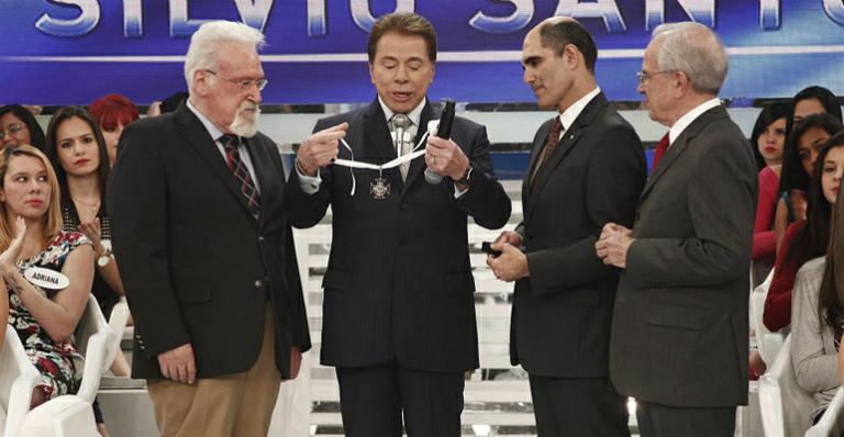 Silvio Santos recebe condecoração da Casa de Portugal