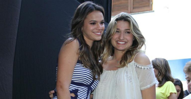 Sasha e Bruna Marquezine posam juntas e se emocionam em festa