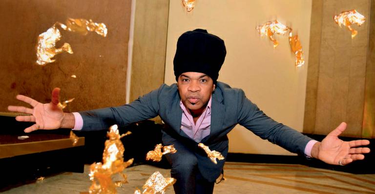 Carlinhos Brown prestigia exposição de joias