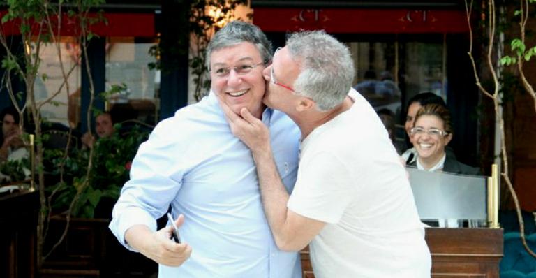 Pedro Bial surpreende Boninho com beijão no rosto em restaurante