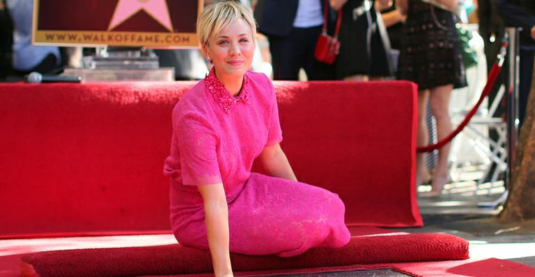 Kaley Cuoco ganha estrela na Calçada da Fama de Hollywood