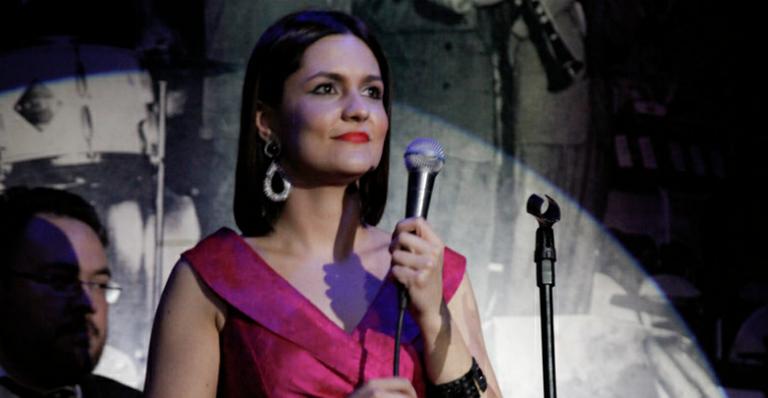Após mudar visual, Paula Barbosa faz pocket show em São Paulo