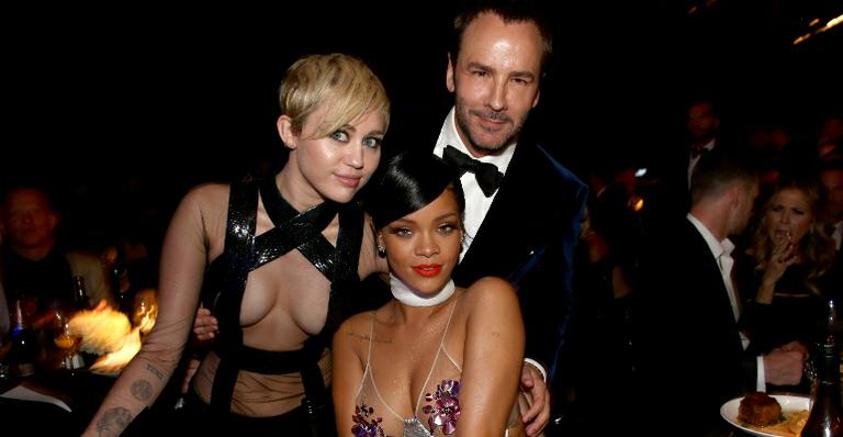 Rihanna e Miley Cyrus ousam no visual em baile de gala