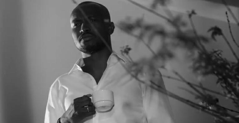 Thiaguinho chora por amor perdido em novo clipe; assista!