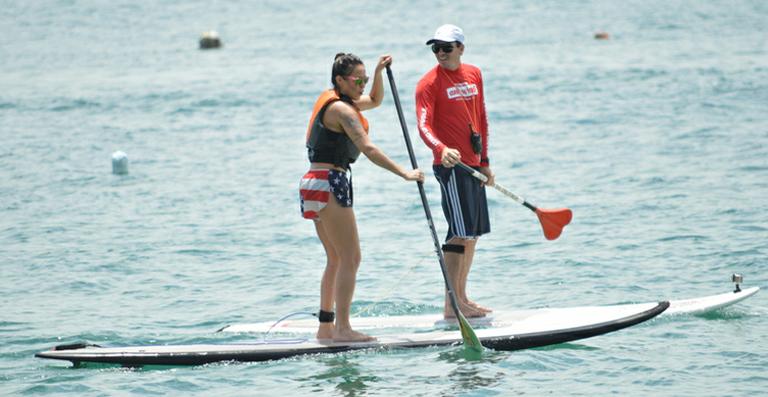 Alinne Rosa faz stand up paddle em praia de Salvador