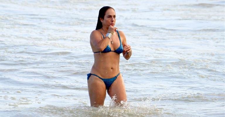 Aos 57, Cissa Guimarães exibe boa forma na praia de biquíni de lacinho
