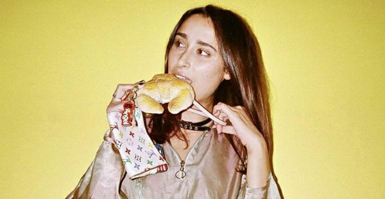 Artista cria bolsas da Chanel e mais grifes de luxo em formato de pães