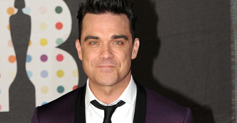 Robbie Williams deixa a maternidade com o 2° filho e mostra vídeo divertido