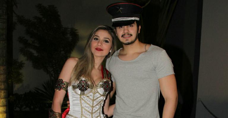 Luan Santana e irmã curtem festa de Halloween com famosos