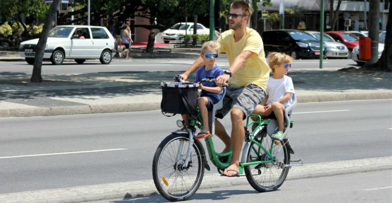 Rodrigo Hilbert e Fernanda Lima levam os filhos para um passeio de bicicleta
